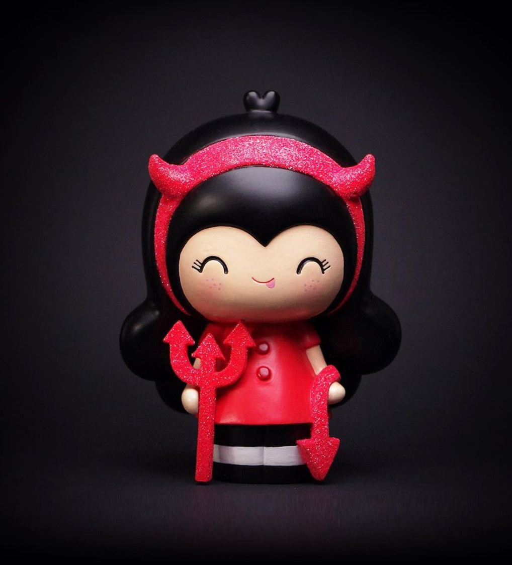 Scarlett Momiji doll, 12cm, with red devil horns, holding a trident and smiling on a black background. — Momiji Doll