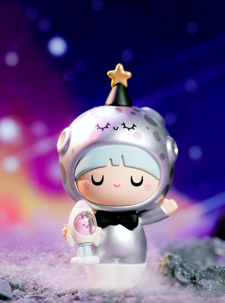 Perfect Partners - Lunetta Momiji doll: astronaut suit, star hat, holding a rocket, standing on a moon-textured surface. — Momiji Doll